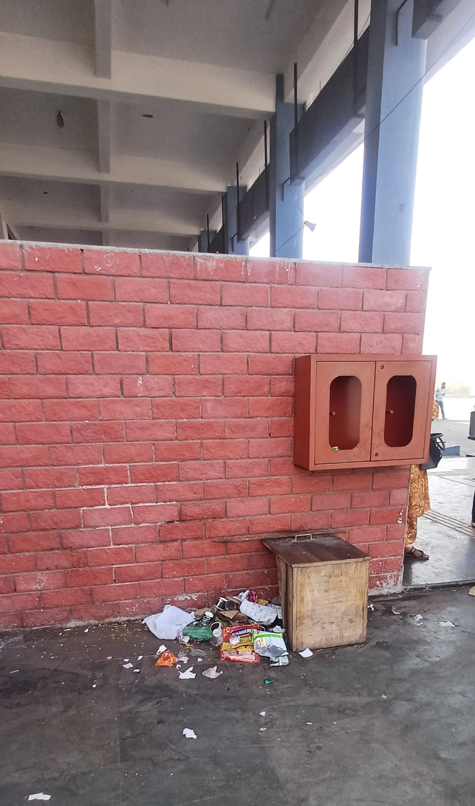 अंबाला शहर बस स्टैंड परिसर में गंदगी से भरा डस्टबिन व जमीन पर पड़ा कूड़ा। संवाद अंबाला शहर बस स्टैंड परिसर में गंदगी से भरा डस्टबिन व जमीन पर पड़ा कूड़ा। संवाद