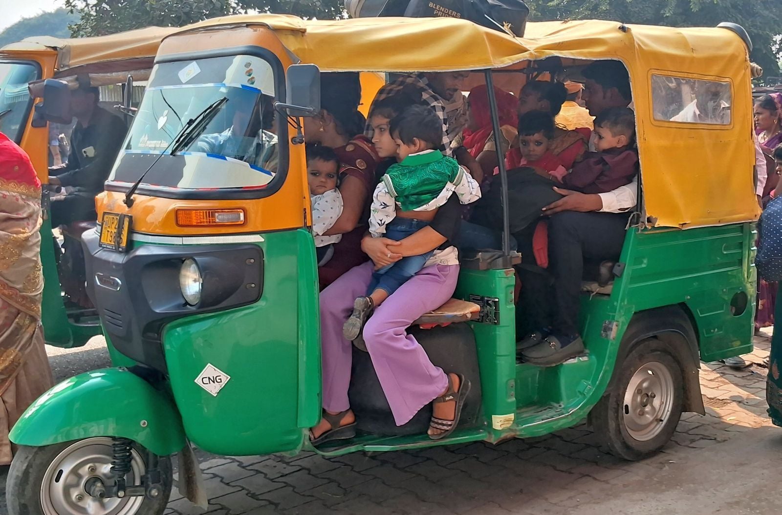 डग्गामार वाहन में जातीं सवारियां। संवाद डग्गामार वाहन में जातीं सवारियां। संवाद