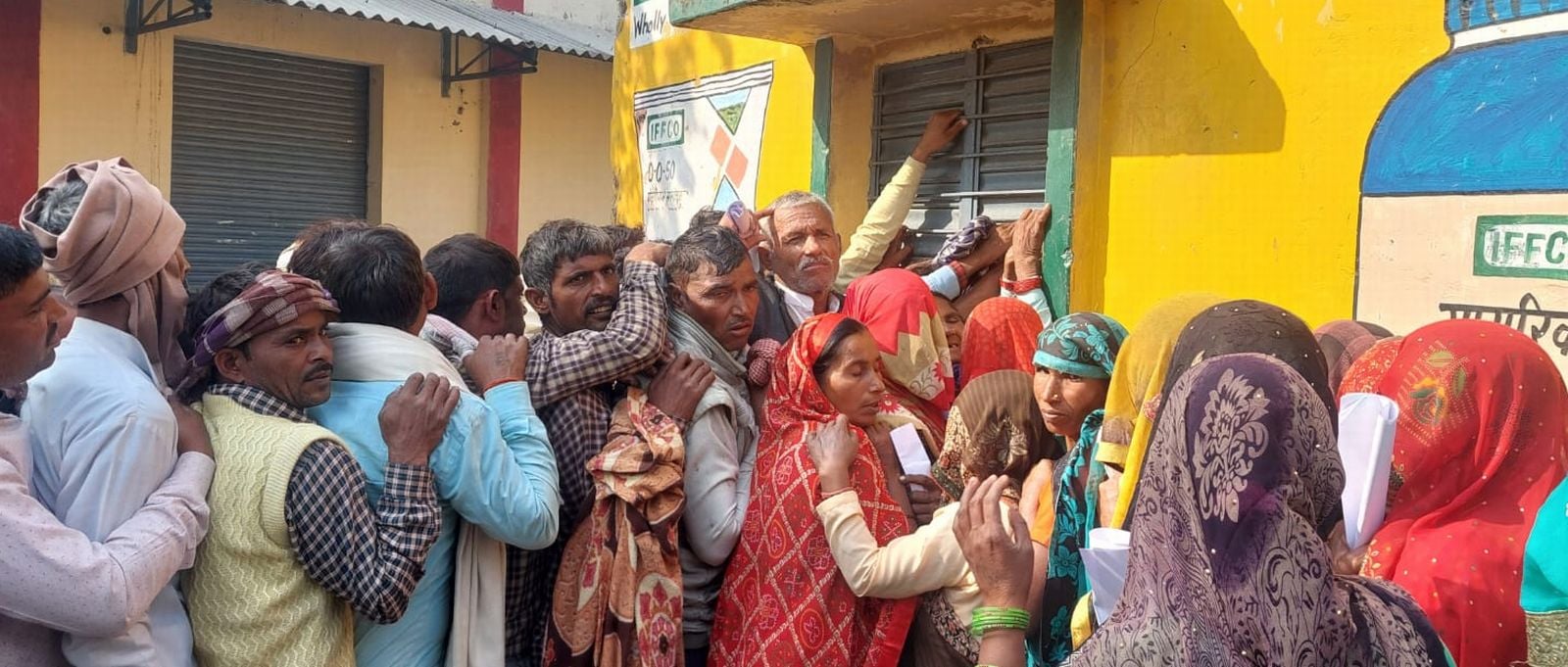 जरीफनगर के रसूलपुर कला के सहकारी समिति पर डीएपी लेने को लगी किसानों और महिलाओं की भीड़। संवाद जरीफनगर के रसूलपुर कला के सहकारी समिति पर डीएपी लेने को लगी किसानों और महिलाओं की भीड़। संवाद