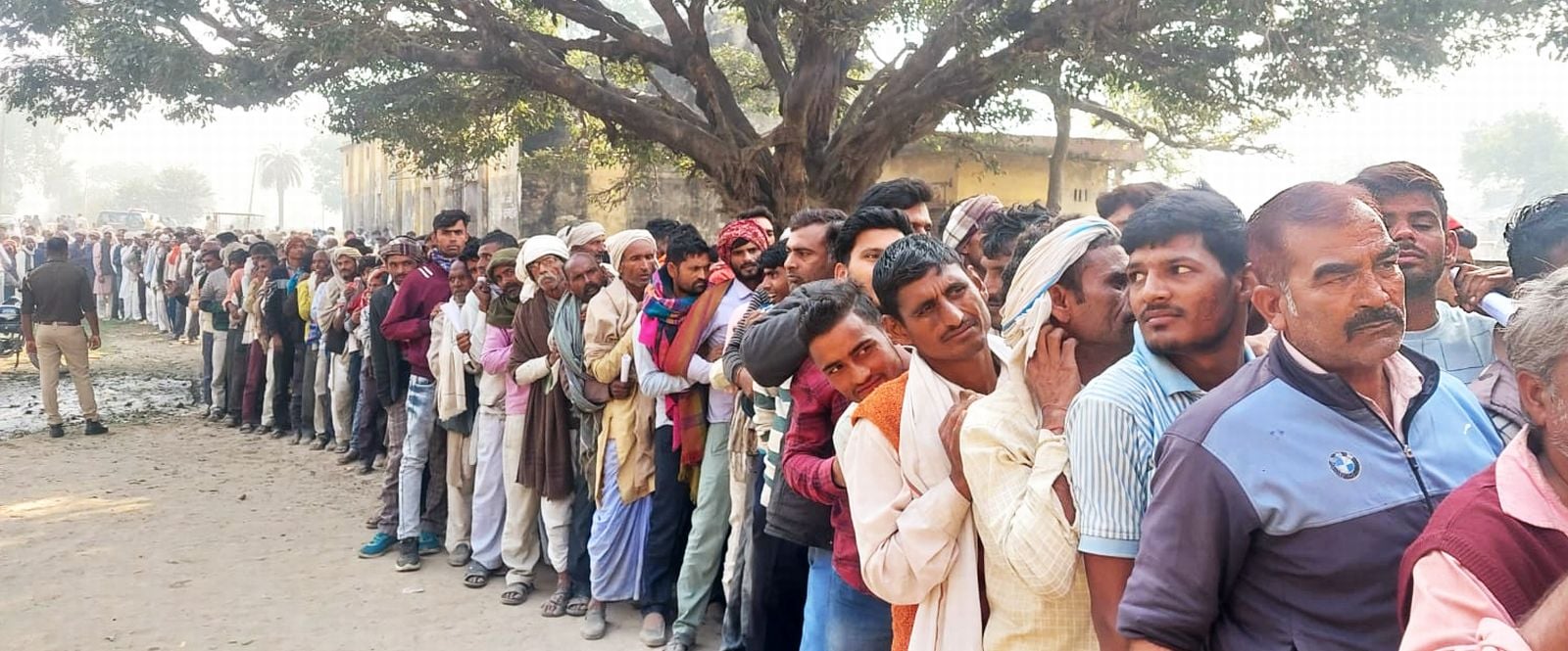 जरीफनगर के रसूलपुर कला के सहकारी समिति पर डीएपी लेने को लगी किसानों और महिलाओं की भीड़। संवाद जरीफनगर के रसूलपुर कला के सहकारी समिति पर डीएपी लेने को लगी किसानों और महिलाओं की भीड़। संवाद