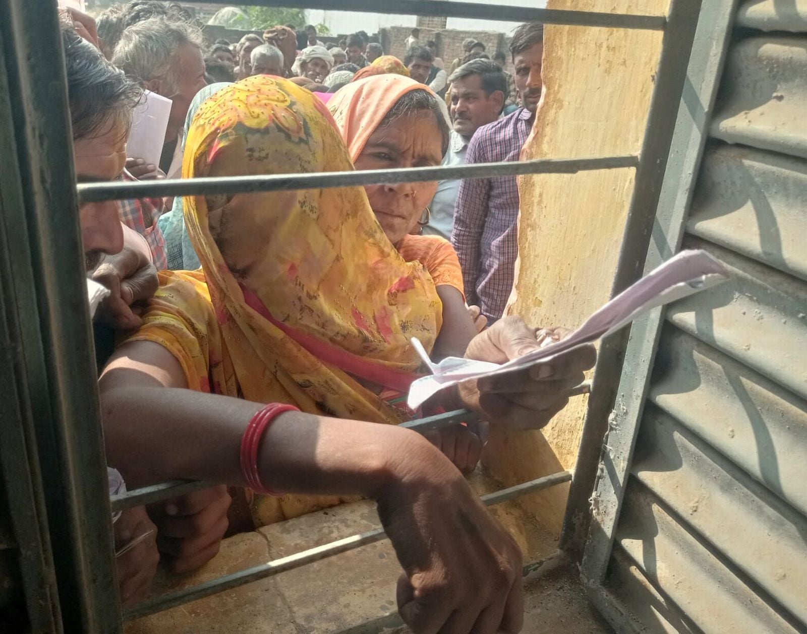 जरीफनगर के रसूलपुर कला के सहकारी समिति पर डीएपी लेने को लगी किसानों और महिलाओं की भीड़। संवाद जरीफनगर के रसूलपुर कला के सहकारी समिति पर डीएपी लेने को लगी किसानों और महिलाओं की भीड़। संवाद