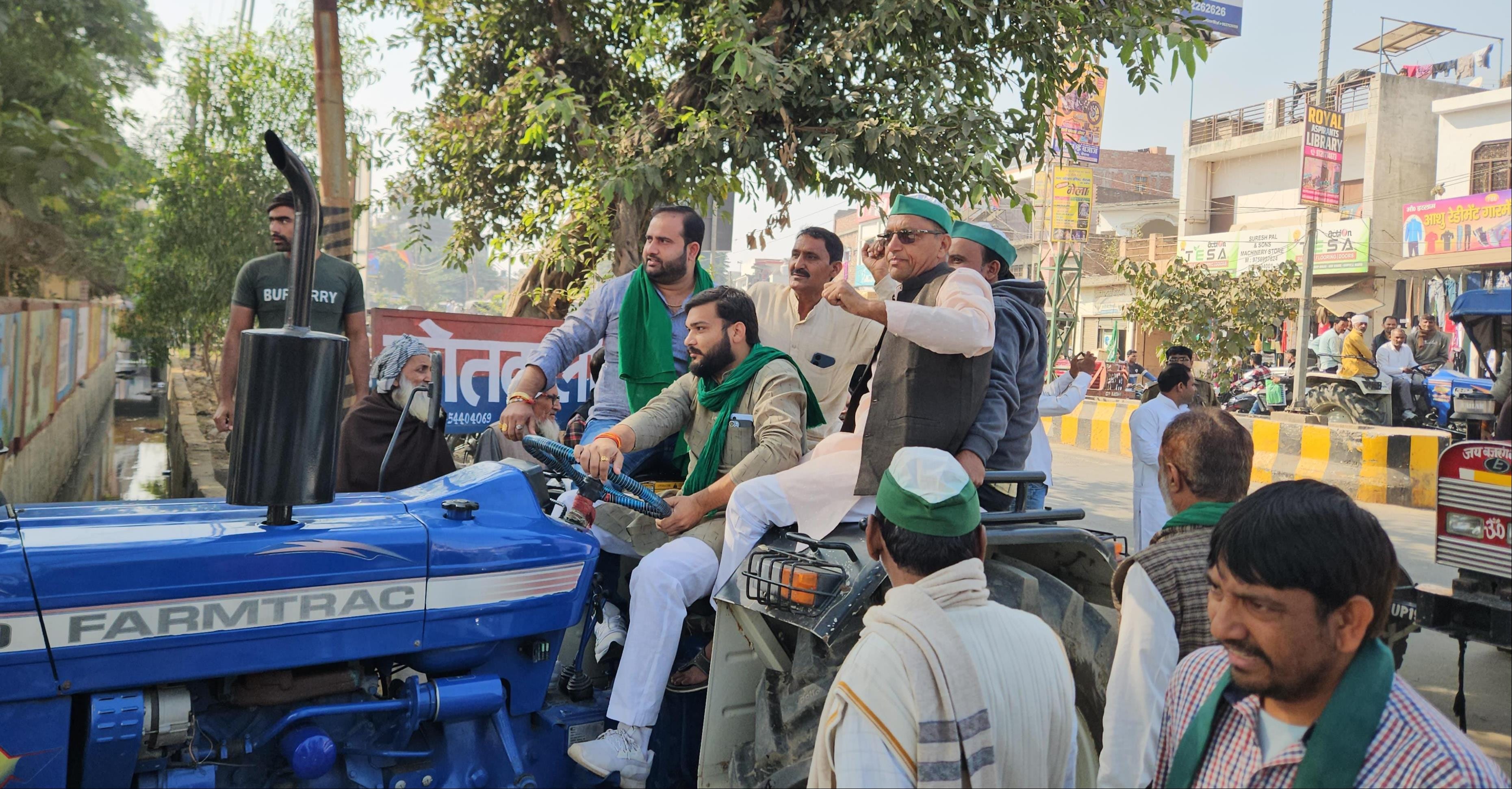 कैराना कोतवाली में धरने पर बैठे भाकियू पदाधिकारियों से बात करते एसडीएम व सीओ-संवाद कैराना कोतवाली में धरने पर बैठे भाकियू पदाधिकारियों से बात करते एसडीएम व सीओ-संवाद