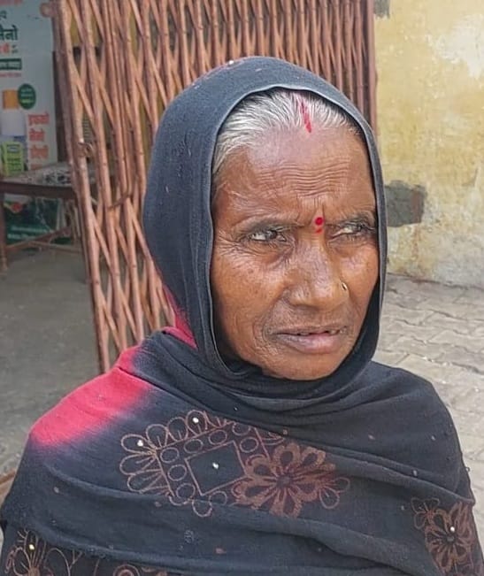 पीलीभीत की मंडी समिति स्थित इफको किसान सेवा केंद्र पर खाद लेने को पहुंचे किसान।संवाद पीलीभीत की मंडी समिति स्थित इफको किसान सेवा केंद्र पर खाद लेने को पहुंचे किसान।संवाद