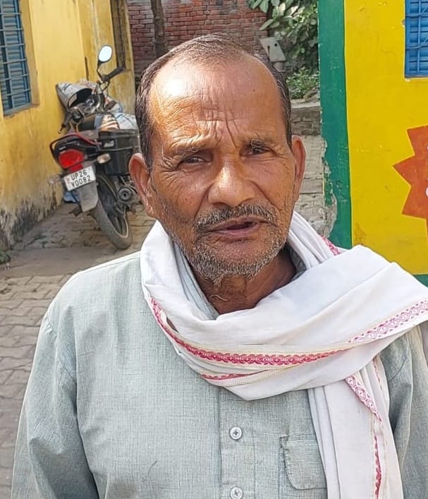 पीलीभीत की मंडी समिति स्थित इफको किसान सेवा केंद्र पर खाद लेने को पहुंचे किसान।संवाद पीलीभीत की मंडी समिति स्थित इफको किसान सेवा केंद्र पर खाद लेने को पहुंचे किसान।संवाद