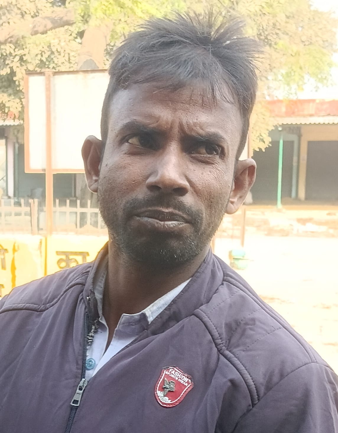 पीलीभीत की मंडी समिति स्थित इफको किसान सेवा केंद्र पर खाद लेने को पहुंचे किसान।संवाद पीलीभीत की मंडी समिति स्थित इफको किसान सेवा केंद्र पर खाद लेने को पहुंचे किसान।संवाद