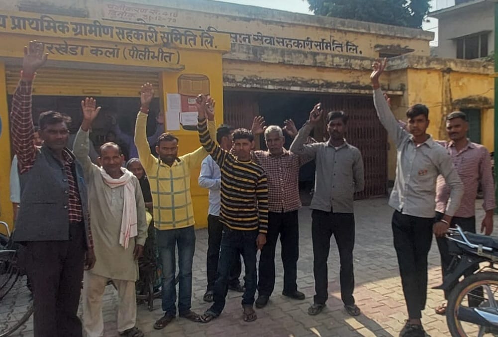 पीलीभीत की मंडी समिति स्थित इफको किसान सेवा केंद्र पर खाद लेने को पहुंचे किसान।संवाद पीलीभीत की मंडी समिति स्थित इफको किसान सेवा केंद्र पर खाद लेने को पहुंचे किसान।संवाद
