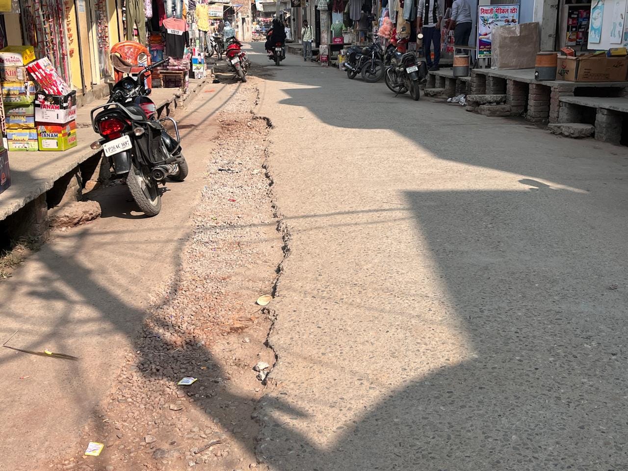पीलीभीत के मोहल्ला पकड़िया में पाइप लाइन डालने के बाद खोदी पड़ी सड़क।संवाद पीलीभीत के मोहल्ला पकड़िया में पाइप लाइन डालने के बाद खोदी पड़ी सड़क।संवाद