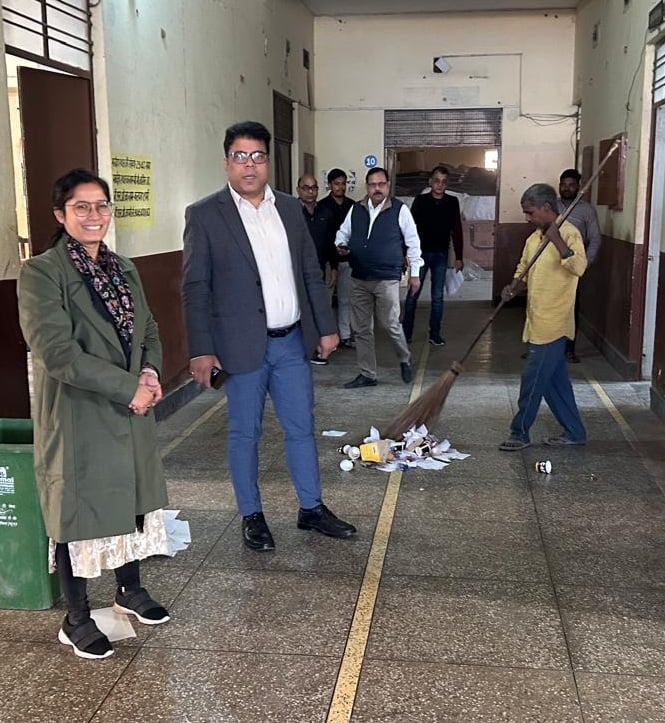 पीलीभीत की सदर तहसील परिसर में लगवाई गई प्लैक्सी।संवाद पीलीभीत की सदर तहसील परिसर में लगवाई गई प्लैक्सी।संवाद