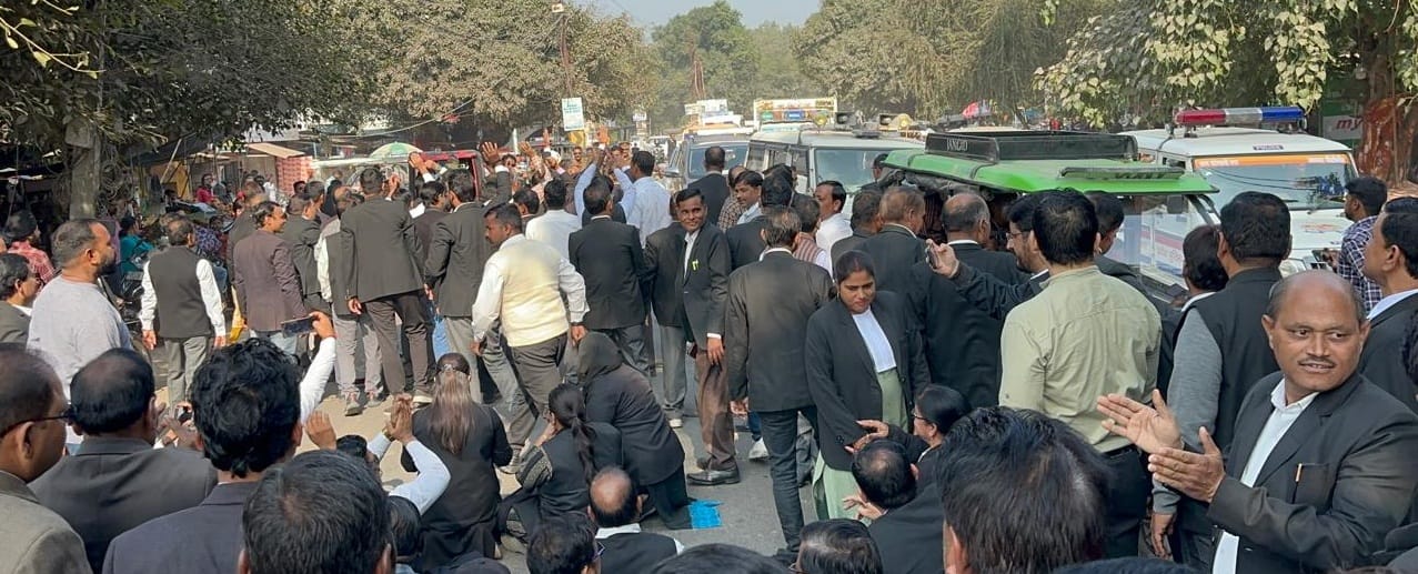 पीलीभीत में जूलुस निकालते अधिवक्ता।संवाद पीलीभीत में जूलुस निकालते अधिवक्ता।संवाद