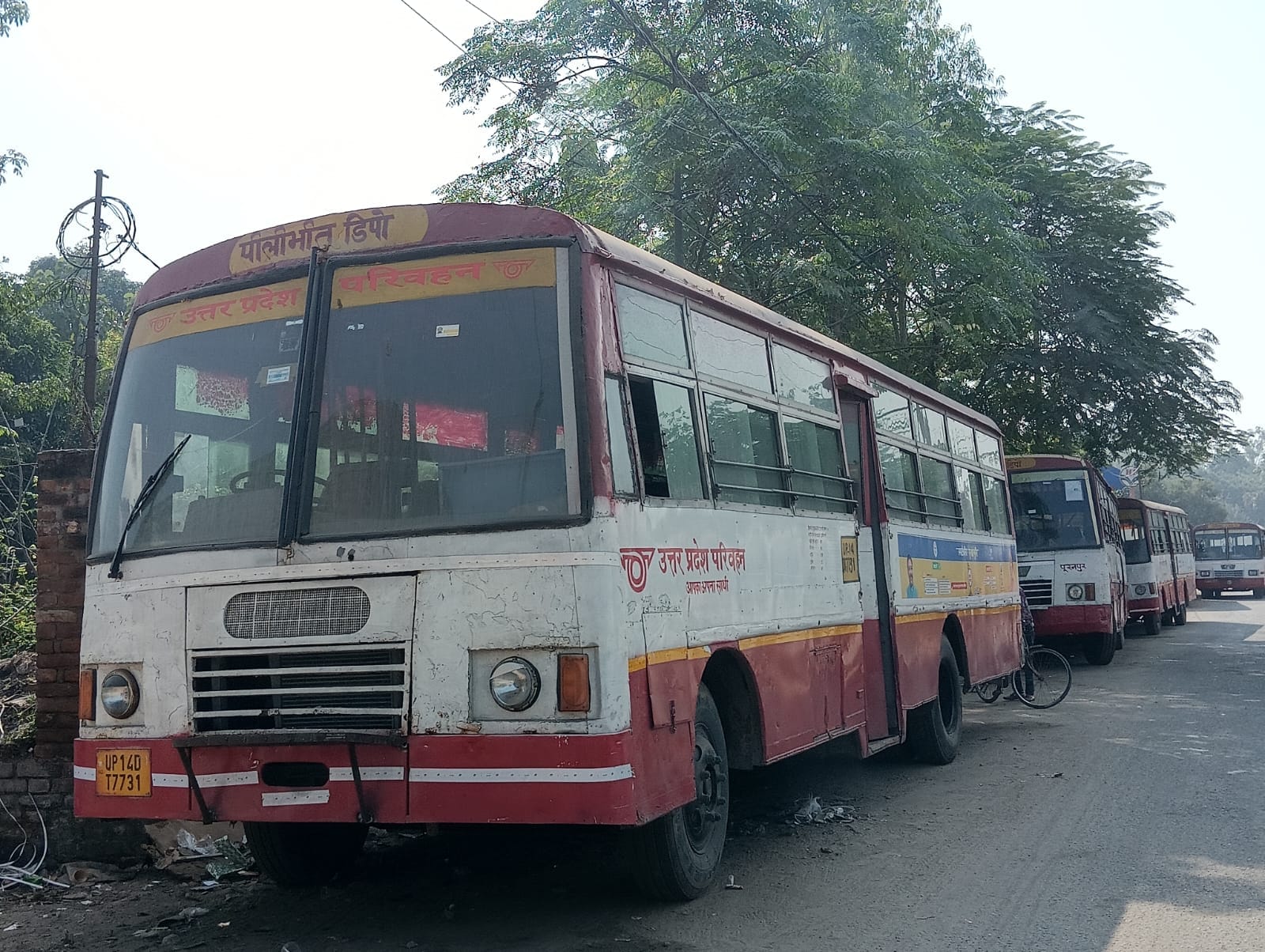 रोडवेज बस की खिड़की के टूटे लॉक।संवाद