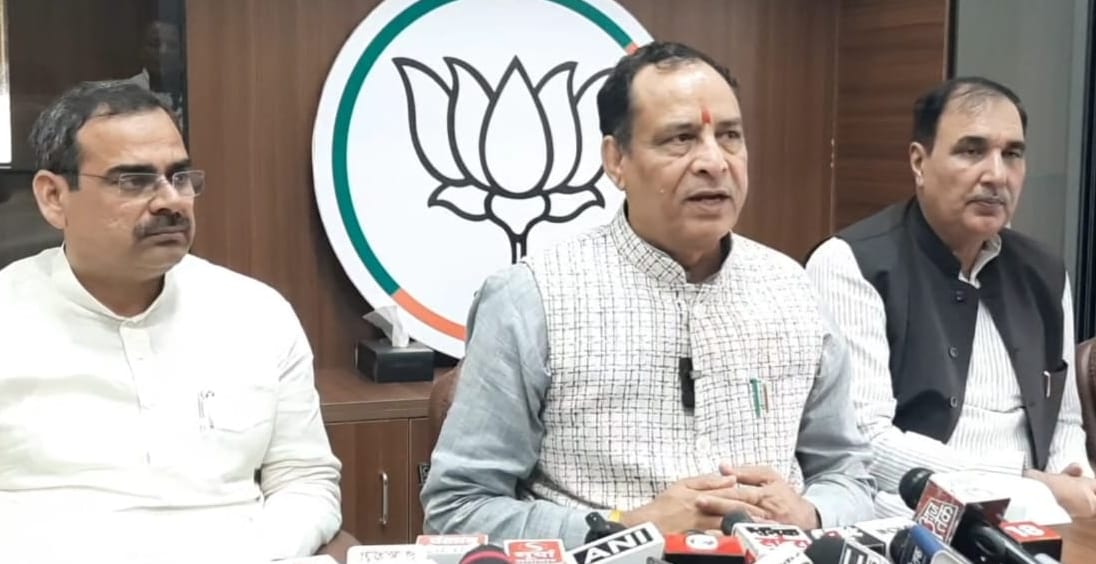 23सीटीके17..महाराष्ट्र में भाजपा सरकार बनने के बाद भाजपा प्रदेश कार्यालय पर जश्न मनाते वरिष्ठा 23सीटीके17..महाराष्ट्र में भाजपा सरकार बनने के बाद भाजपा प्रदेश कार्यालय पर जश्न मनाते वरिष्ठा