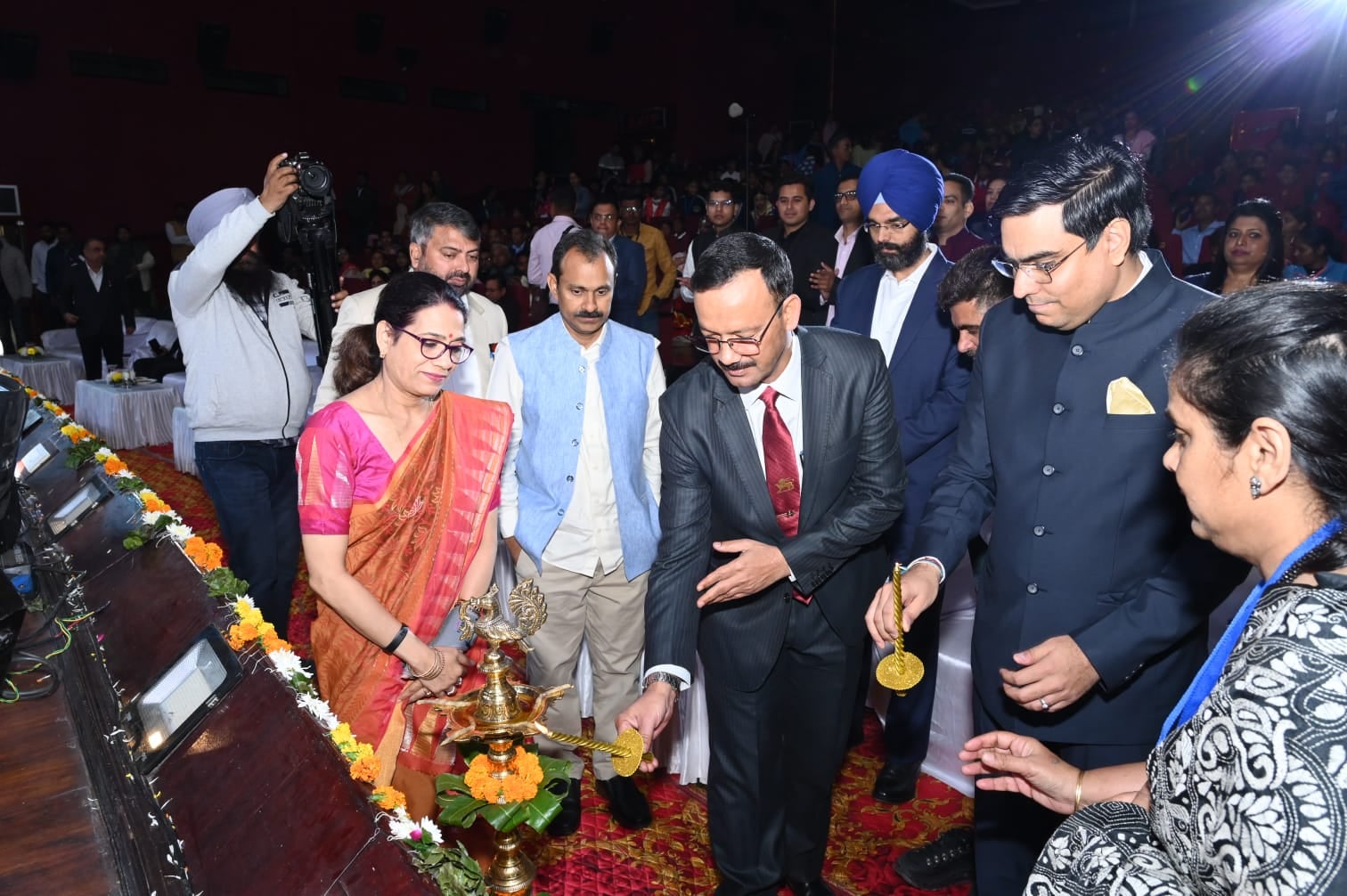 अंबाला छावनी के सैन्य क्षेत्र स्थित रेना ऑडिटोरियम में आयोजित संस्कृति उत्सव में प्रस्तुती देत अंबाला छावनी के सैन्य क्षेत्र स्थित रेना ऑडिटोरियम में आयोजित संस्कृति उत्सव में प्रस्तुती देत