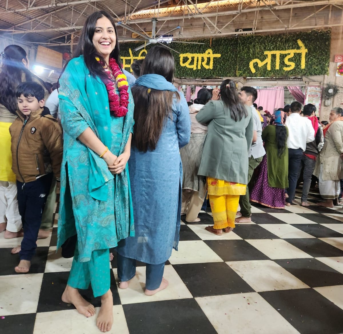 बरसाना स्थित राधारानी मंदिर में अभिनेत्री मोनिका सिंह भदौरिया 