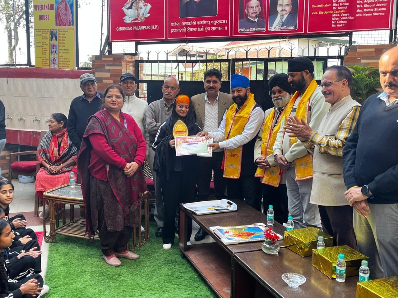 गोपालपुर चिड़ियाघर में खेलते हुए शेर के शावक।