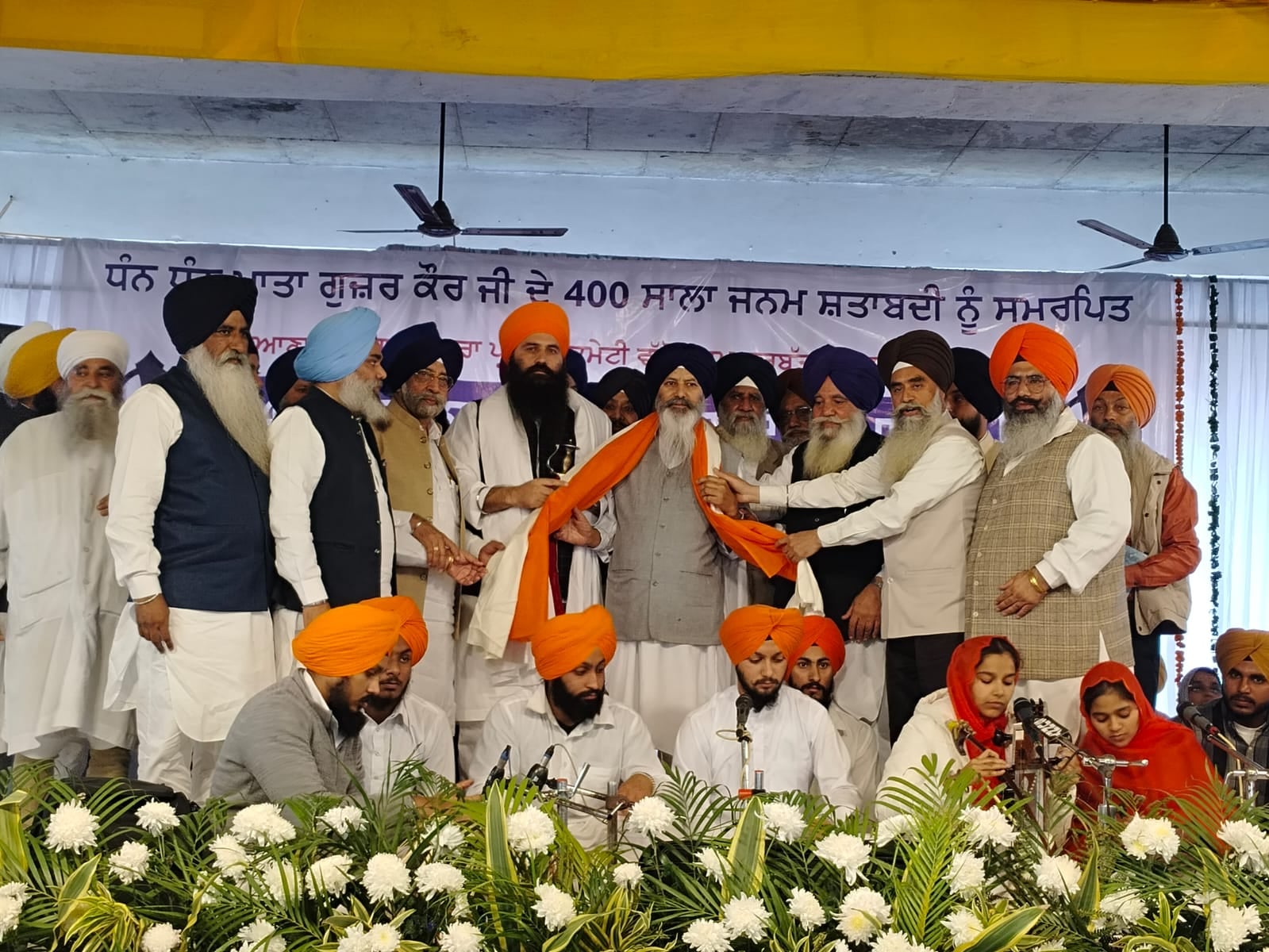 गुरुद्वारा श्री लखनौर साहिब में माता गुजर कौर जी के जीवन पर आधारित बाणी का गायन करते कीर्तनी जत गुरुद्वारा श्री लखनौर साहिब में माता गुजर कौर जी के जीवन पर आधारित बाणी का गायन करते कीर्तनी जत