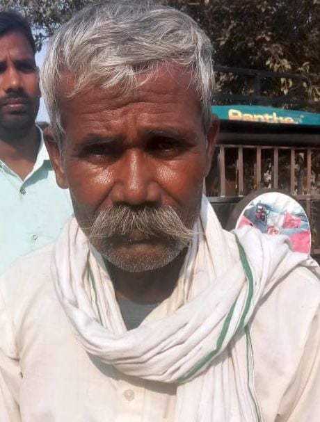 जलालाबाद के ग्राम खंडहर में खाद लेने के लिए लगी किसानों की लाइन। संवाद जलालाबाद के ग्राम खंडहर में खाद लेने के लिए लगी किसानों की लाइन। संवाद