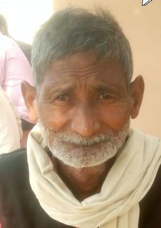 जलालाबाद के ग्राम खंडहर में खाद लेने के लिए लगी किसानों की लाइन। संवाद जलालाबाद के ग्राम खंडहर में खाद लेने के लिए लगी किसानों की लाइन। संवाद