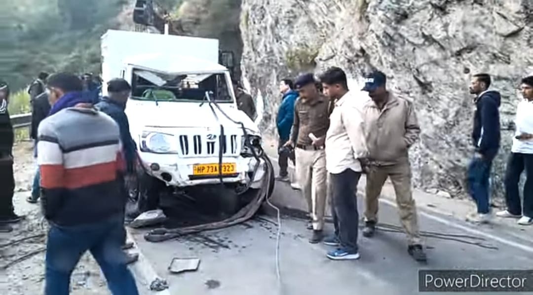क्रेन की मदद से चमेरा बांध से निकाला हादसे का शिकार वाहन। -स्रोतः जागरूक पाठक