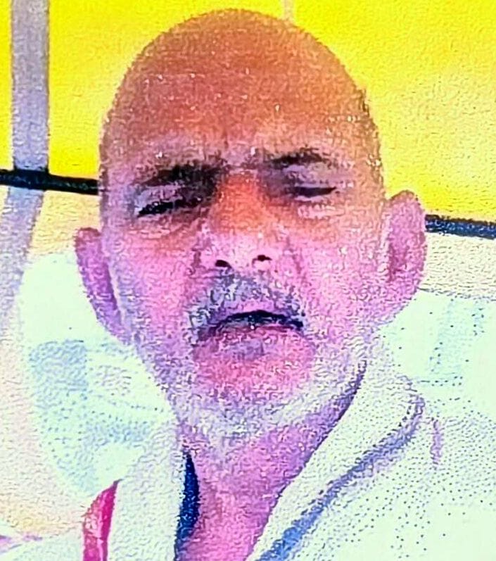 मेडिकल कॉलेज में इलाज के दौरान शिवसंपत की मौत पर गमजदा परिजन।     संवाद