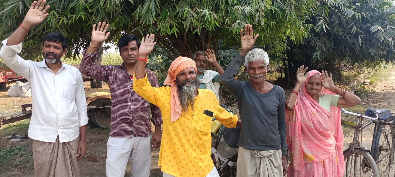 पीलीभीत की मंडी समिति स्थित इफको किसान सेवा केंद्र पर खड़े खाद लेने पहुंचे किसान।संवाद पीलीभीत की मंडी समिति स्थित इफको किसान सेवा केंद्र पर खड़े खाद लेने पहुंचे किसान।संवाद