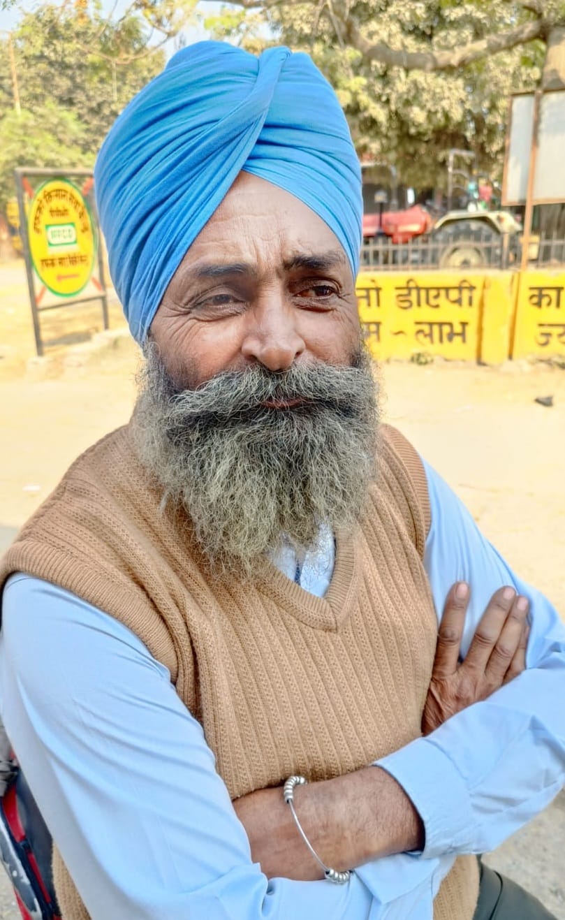 पीलीभीत की मंडी समिति स्थित इफको किसान सेवा केंद्र पर खड़े खाद लेने पहुंचे किसान।संवाद पीलीभीत की मंडी समिति स्थित इफको किसान सेवा केंद्र पर खड़े खाद लेने पहुंचे किसान।संवाद