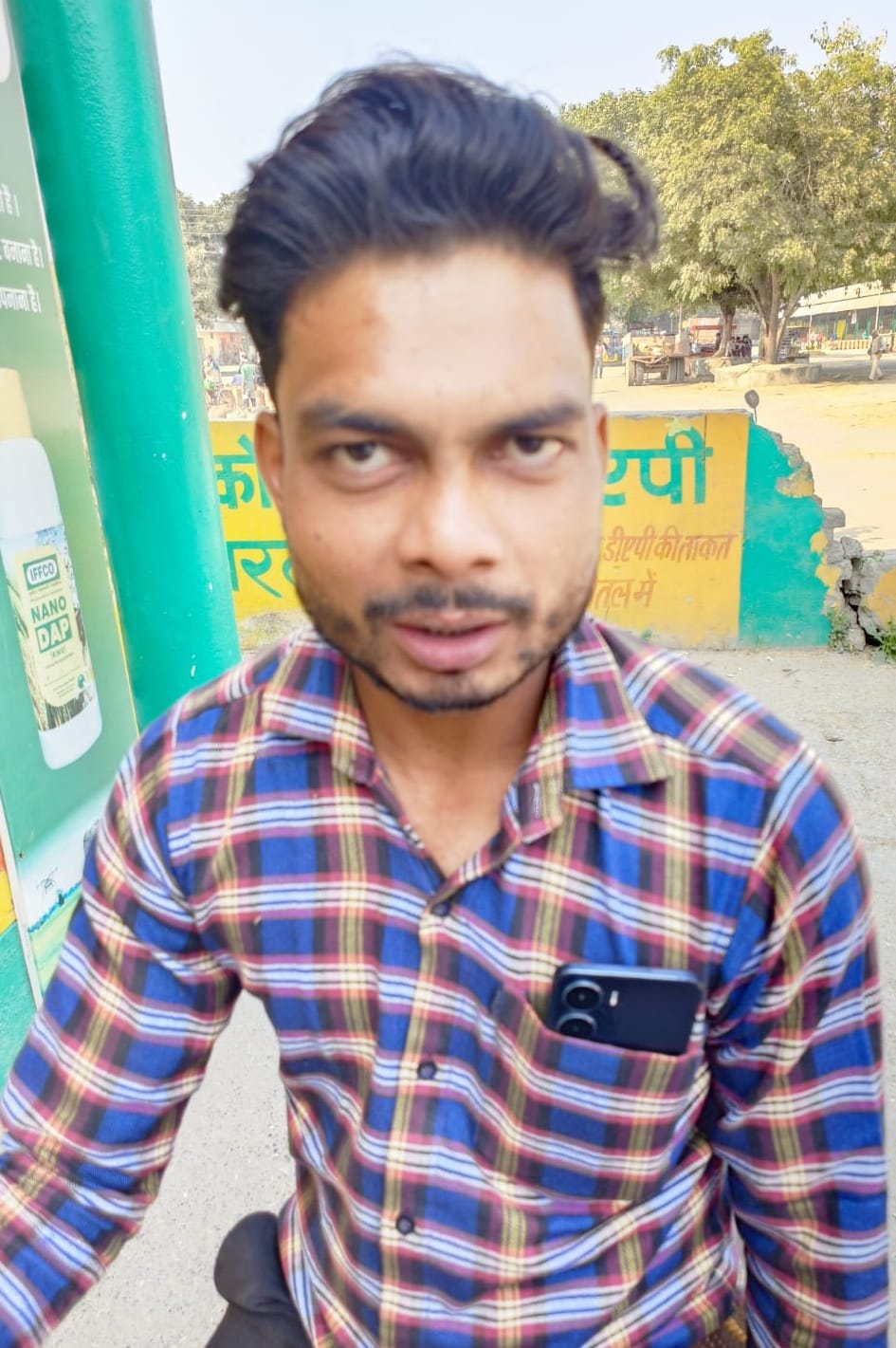 पीलीभीत की मंडी समिति स्थित इफको किसान सेवा केंद्र पर खड़े खाद लेने पहुंचे किसान।संवाद पीलीभीत की मंडी समिति स्थित इफको किसान सेवा केंद्र पर खड़े खाद लेने पहुंचे किसान।संवाद