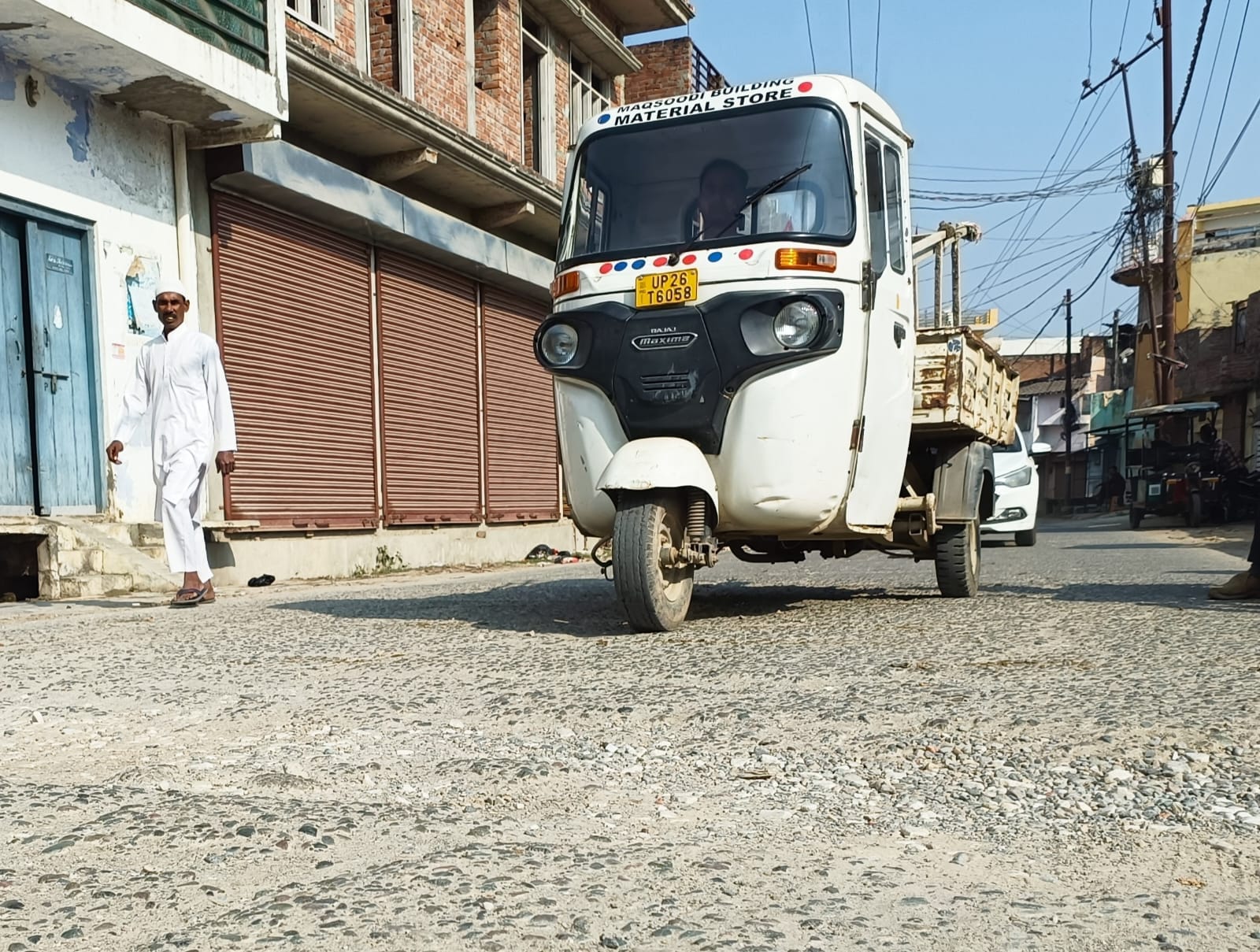 पीलीभीत में गैंस चौराहे से देशनगर मठिया तक जाने वाली सड़क पर पड़े गड़डे।संवाद पीलीभीत में गैंस चौराहे से देशनगर मठिया तक जाने वाली सड़क पर पड़े गड़डे।संवाद