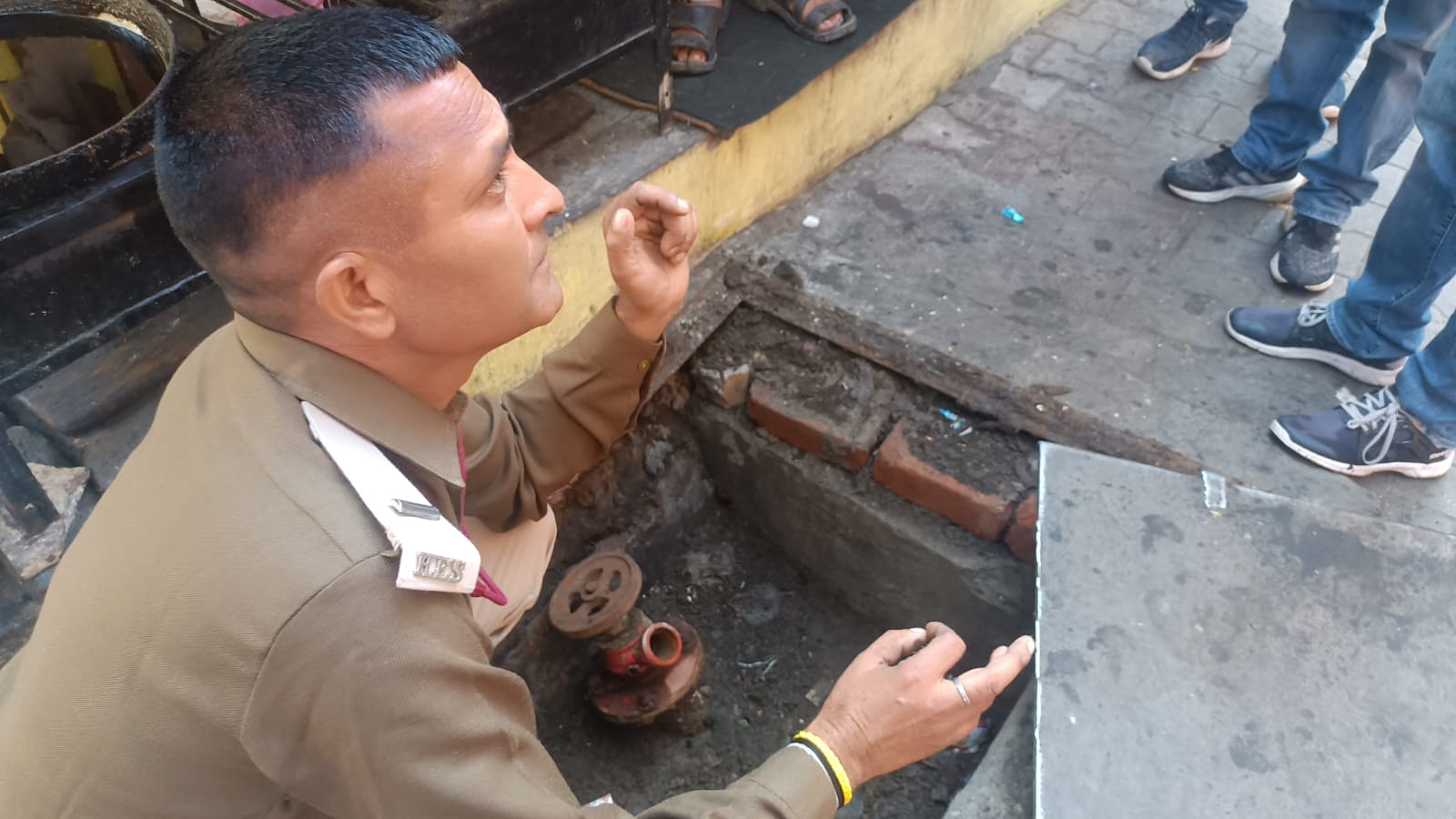सुजानपुर में कपड़ों की दुकान में लगी आग को बुझाने में जुटे फायरकर्मी। स्रोत : संवाद सुजानपुर में कपड़ों की दुकान में लगी आग को बुझाने में जुटे फायरकर्मी। स्रोत : संवाद