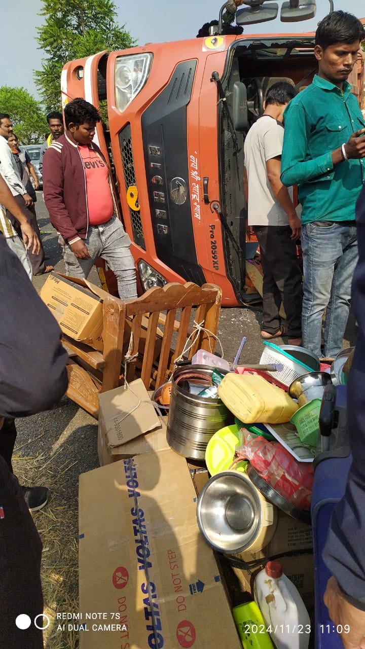 सड़क पर पलटा डला ट्रक सड़क पर पलटा डला ट्रक