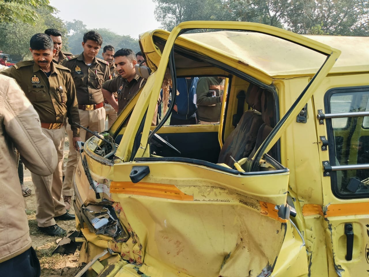 शाहजहांपुर में दातागंज मार्ग पर हादसे के बाद वैन में फंसा छात्र। संवाद शाहजहांपुर में दातागंज मार्ग पर हादसे के बाद वैन में फंसा छात्र। संवाद