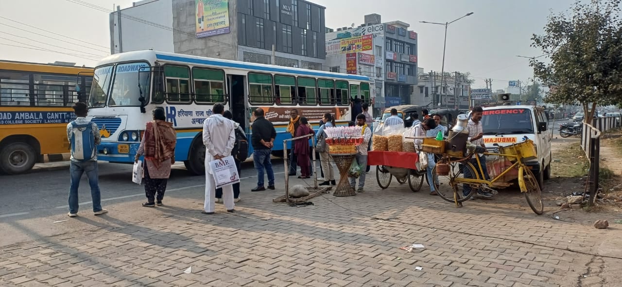 अंबाला दिल्ली नेशनल हाइवे स्थित महाराजा ढाबा के सामने खड़ी निजी बस सवारियां बैठाते हुए। संवाद अंबाला दिल्ली नेशनल हाइवे स्थित महाराजा ढाबा के सामने खड़ी निजी बस सवारियां बैठाते हुए। संवाद