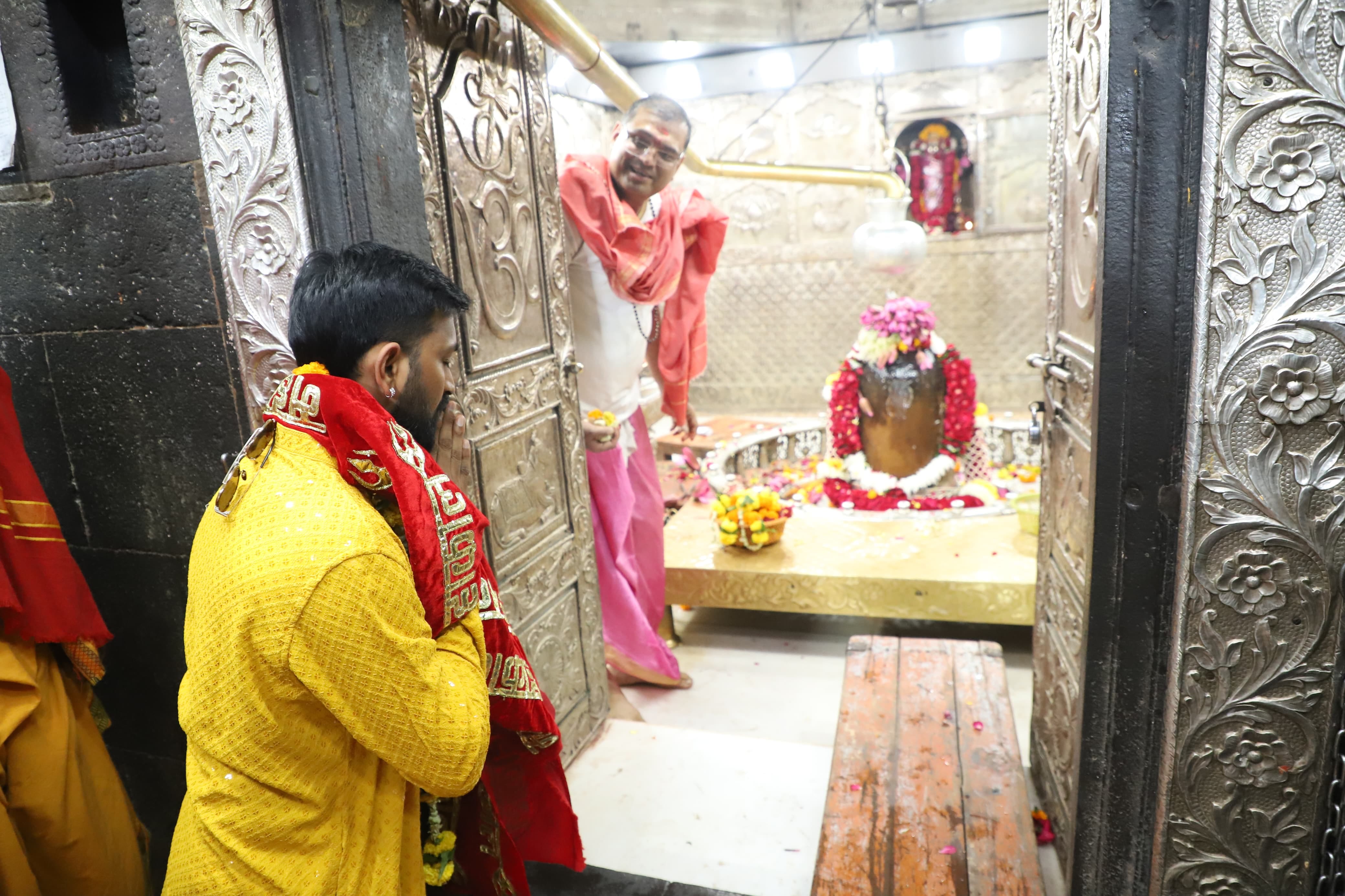 बाबा महाकाल की शरण मे परिवार के साथ दर्शन करनेपहुंचे क्रिकेटर कुणाल पंड्या