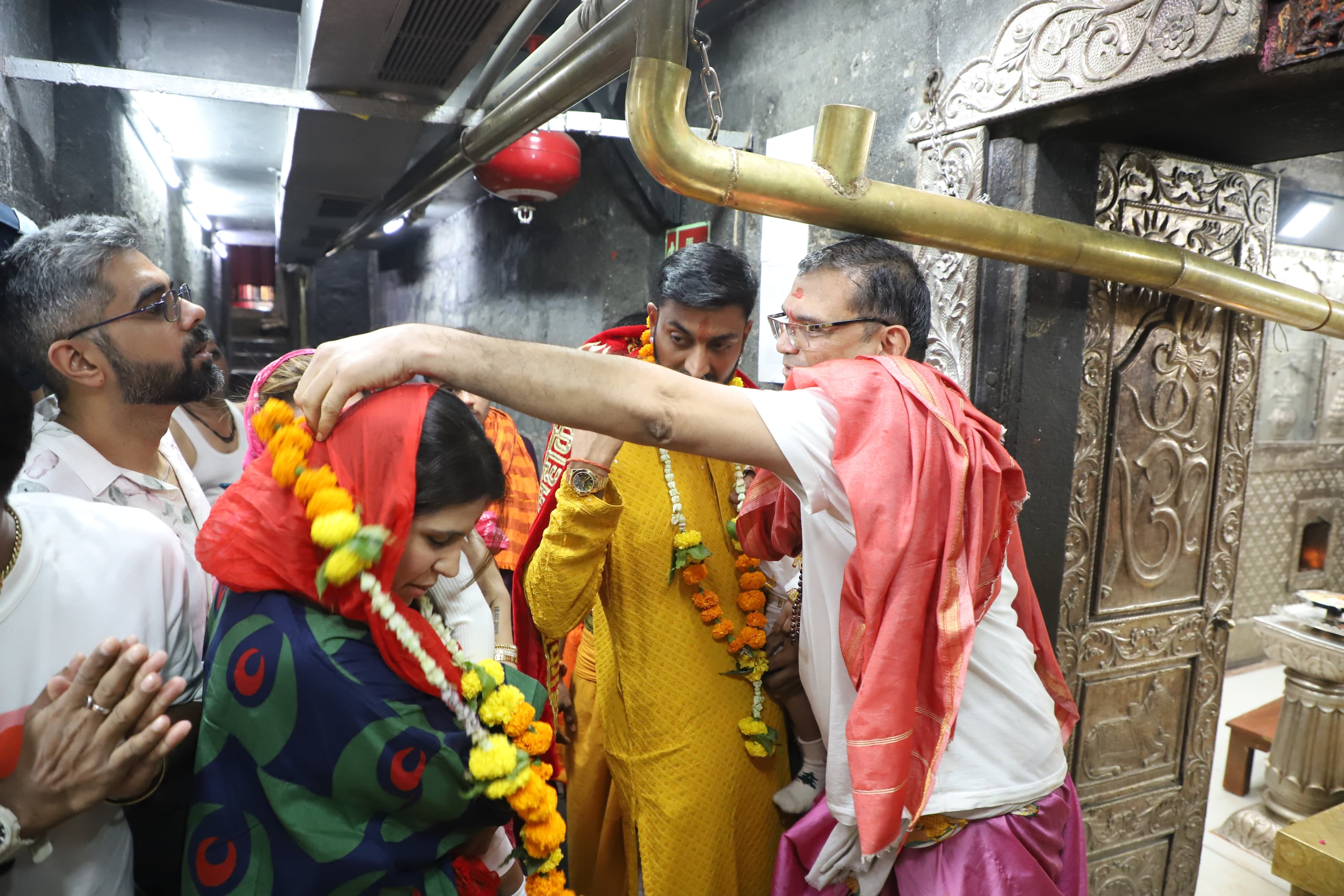 बाबा महाकाल की शरण मे परिवार के साथ दर्शन करनेपहुंचे क्रिकेटर कुणाल पंड्या