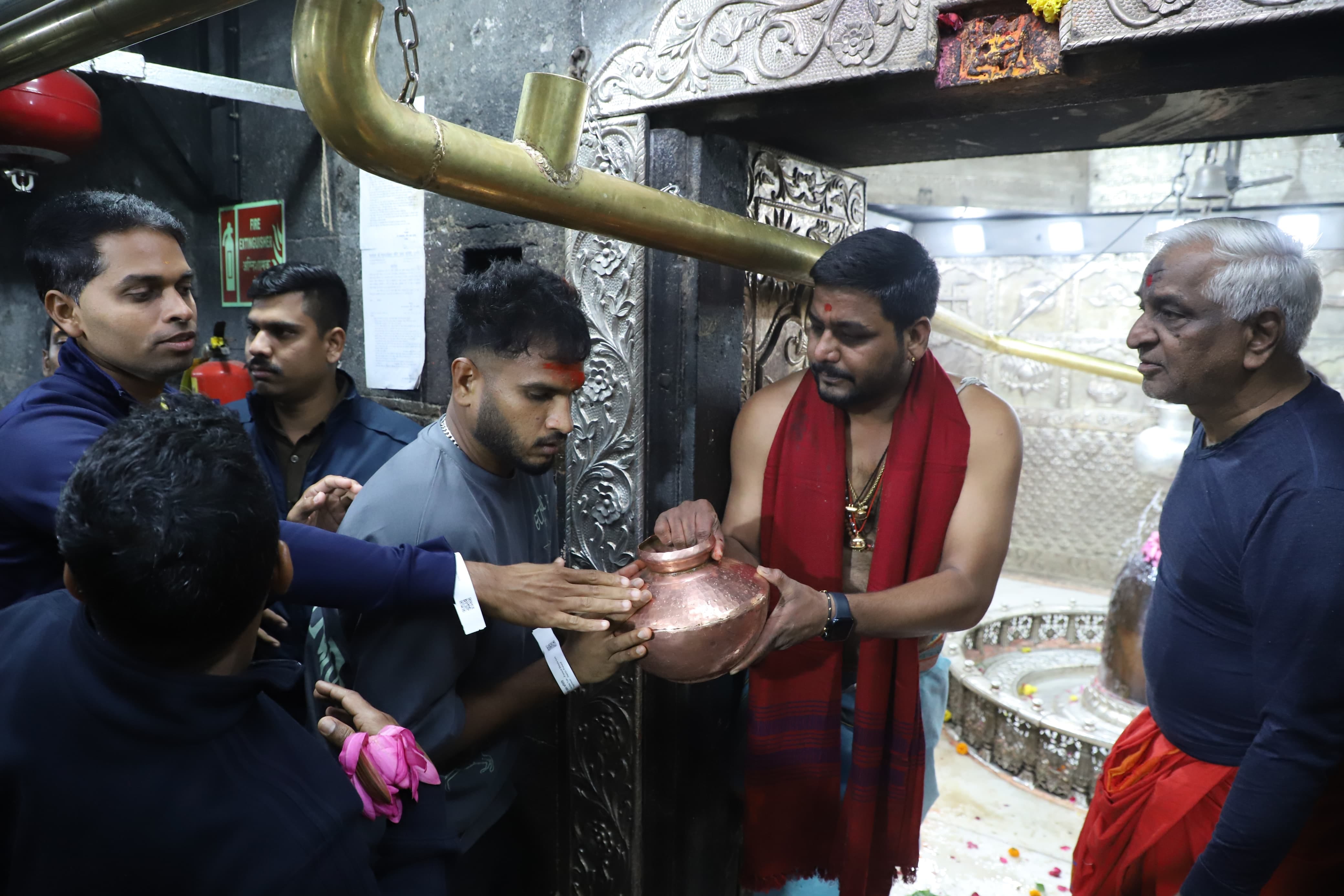 बाबा महाकाल के दर्शन करने पहुंचे भारतीय क्रिकेटर मयंक और यश, भस्म आरती में शामिल हुए बाबा महाका बाबा महाकाल के दर्शन करने पहुंचे भारतीय क्रिकेटर मयंक और यश, भस्म आरती में शामिल हुए बाबा महाका