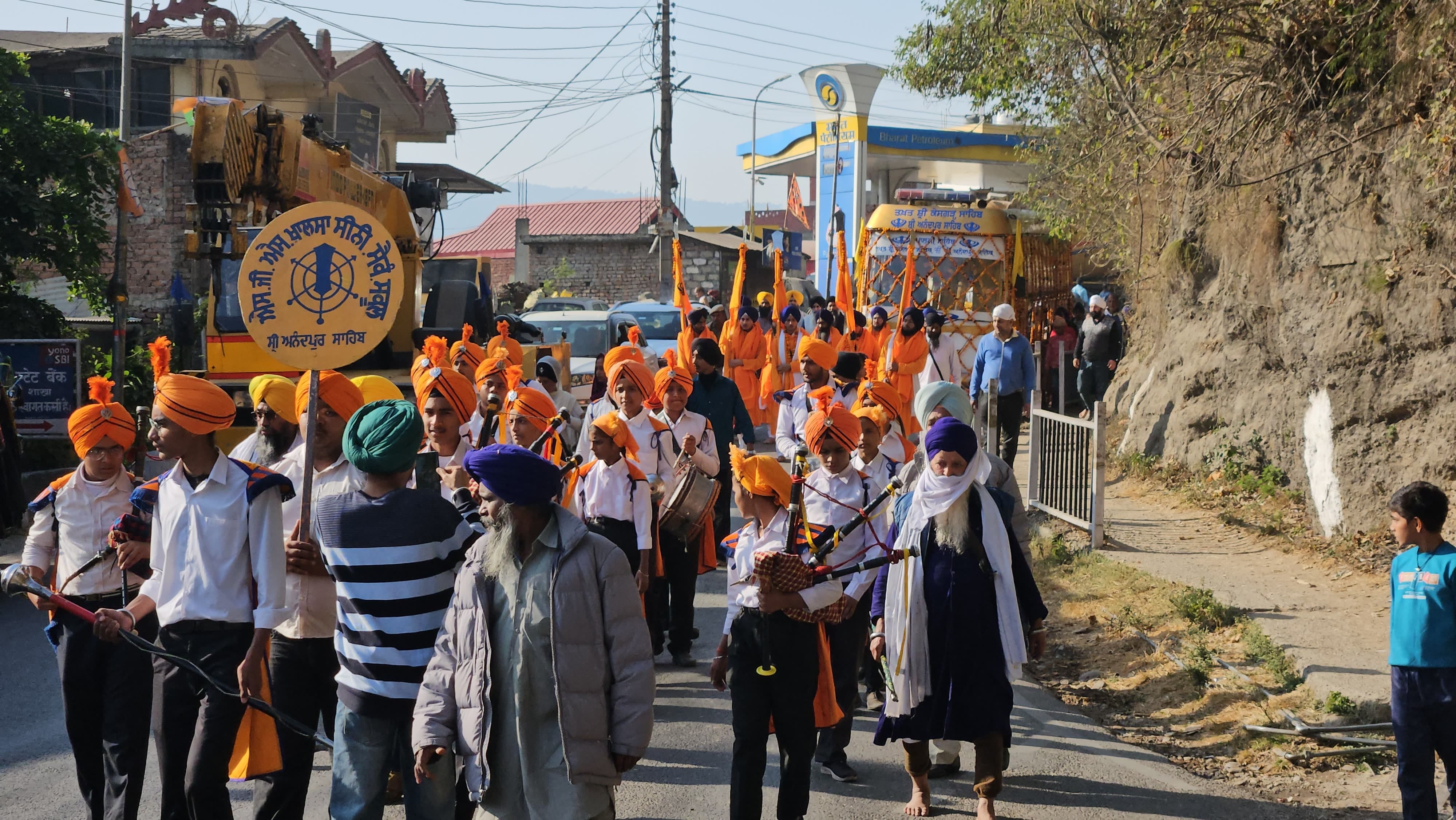बिलासपुर में गुरु नानक देव जी के 555वां प्रकाश पर्व पर गुरुवाणी सुनते श्रद्धालु । संवाद बिलासपुर में गुरु नानक देव जी के 555वां प्रकाश पर्व पर गुरुवाणी सुनते श्रद्धालु । संवाद