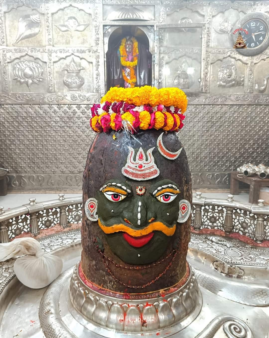 चंद्र, त्रिपुंड और त्रिशूल से भस्म आरती मे सजे बाबा महाकाल, भक्तो को दर्शन देने के लिए बाबा महा चंद्र, त्रिपुंड और त्रिशूल से भस्म आरती मे सजे बाबा महाकाल, भक्तो को दर्शन देने के लिए बाबा महा