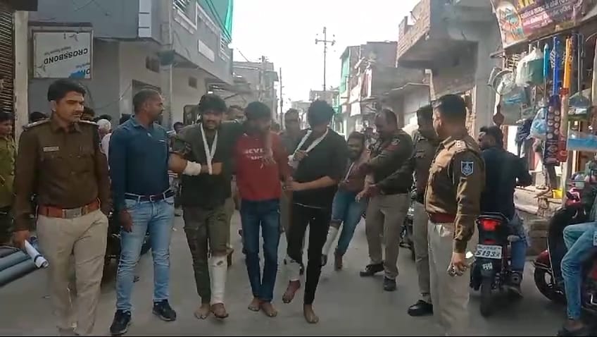 डकैती का प्लान बनाते गिरफ्त में आये थे बदमाश, जुलूस के दौरान लगड़ाते हुए बोले - अपराध करना पाप डकैती का प्लान बनाते गिरफ्त में आये थे बदमाश, जुलूस के दौरान लगड़ाते हुए बोले - अपराध करना पाप