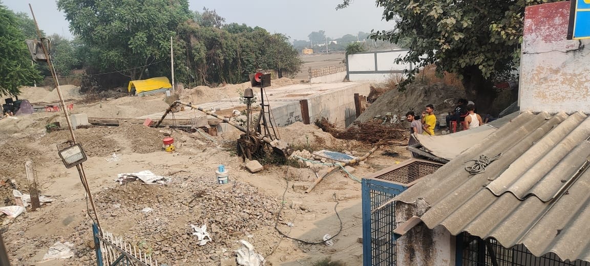 फोटो 14- सोनीपत की राजपुर फाटक पर खोदाई का कार्य करता बुलडोजर व मजदूर। संवाद फोटो 14- सोनीपत की राजपुर फाटक पर खोदाई का कार्य करता बुलडोजर व मजदूर। संवाद