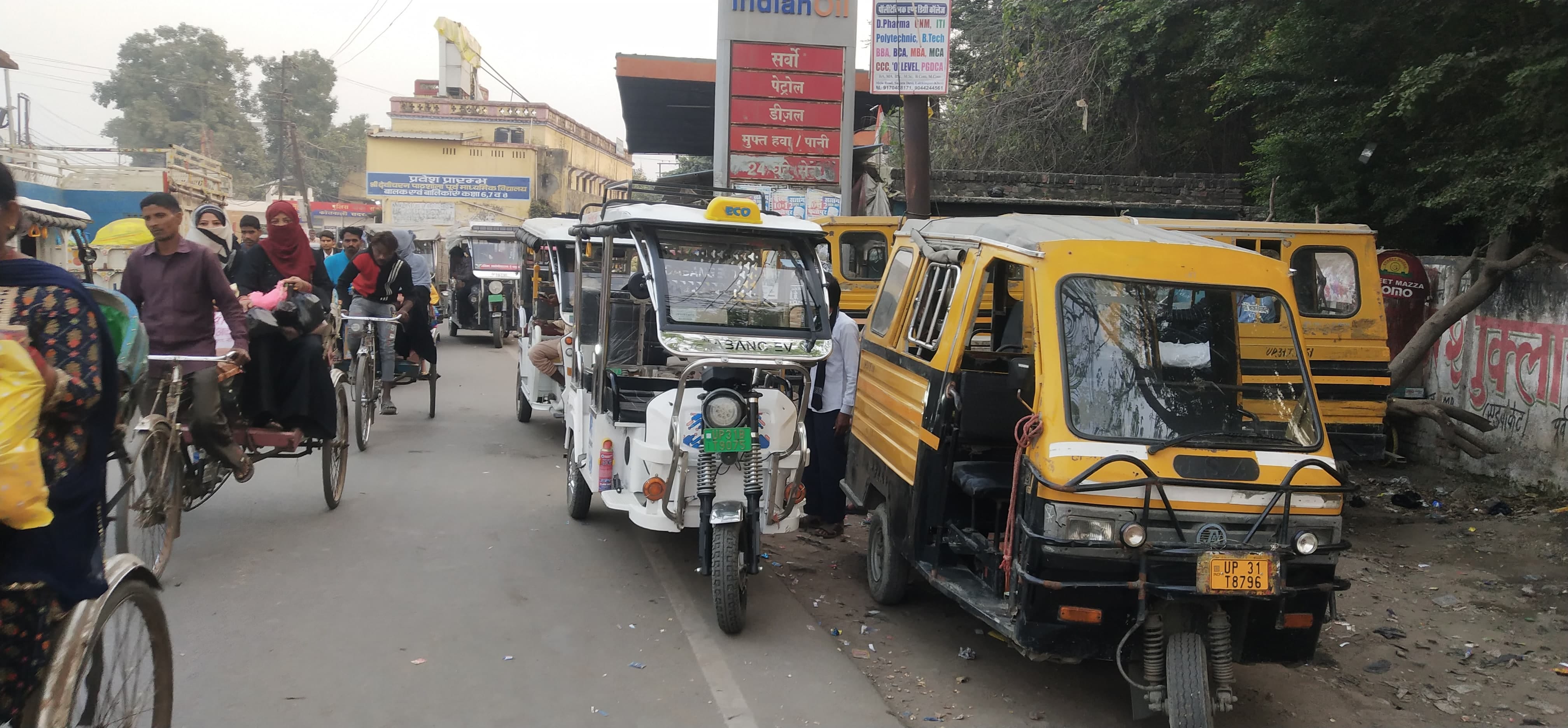 गोला मार्ग रेलवे फाटक के आगे सड़क किनारे खड़े होकर सवारी भरती डग्गामार मैजिक। संवाद गोला मार्ग रेलवे फाटक के आगे सड़क किनारे खड़े होकर सवारी भरती डग्गामार मैजिक। संवाद