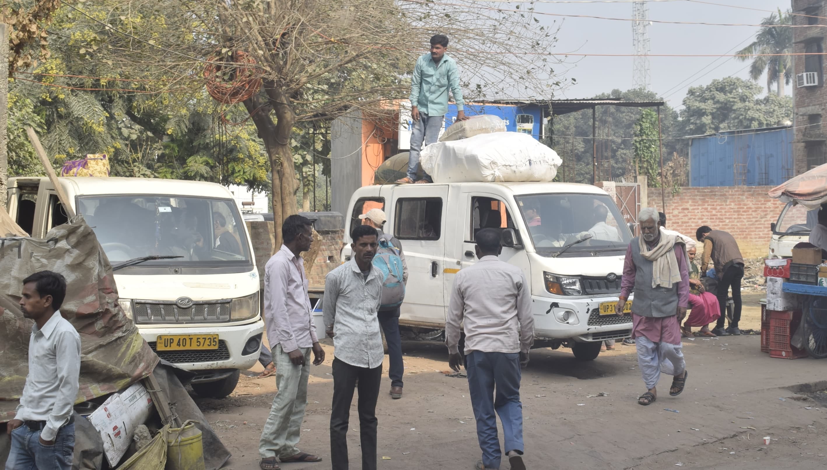 गोला मार्ग रेलवे फाटक के आगे सड़क किनारे खड़े होकर सवारी भरती डग्गामार मैजिक। संवाद गोला मार्ग रेलवे फाटक के आगे सड़क किनारे खड़े होकर सवारी भरती डग्गामार मैजिक। संवाद