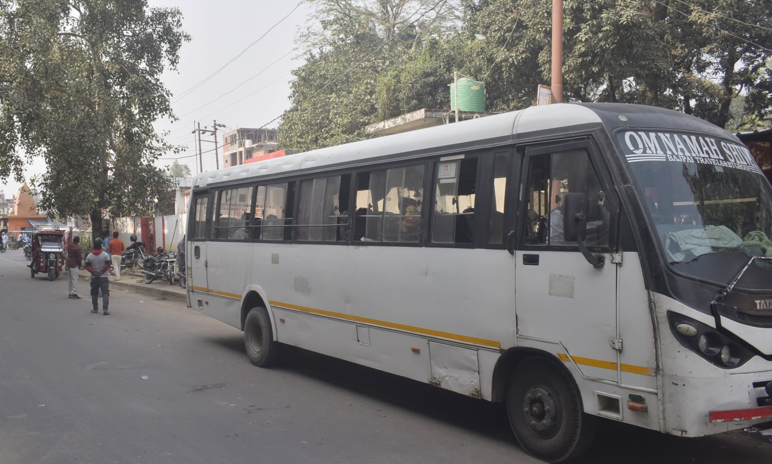 गोला मार्ग रेलवे फाटक के आगे सड़क किनारे खड़े होकर सवारी भरती डग्गामार मैजिक। संवाद गोला मार्ग रेलवे फाटक के आगे सड़क किनारे खड़े होकर सवारी भरती डग्गामार मैजिक। संवाद