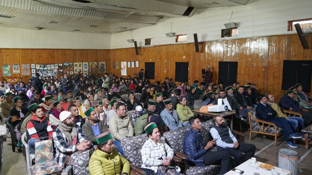 किन्नौर जिला के बचत भवन में पर्यावरण फिल्म फेस्टिवल पर आयोजित प्रदशनी का अवलोकन करते डीसी कि न् किन्नौर जिला के बचत भवन में पर्यावरण फिल्म फेस्टिवल पर आयोजित प्रदशनी का अवलोकन करते डीसी कि न्