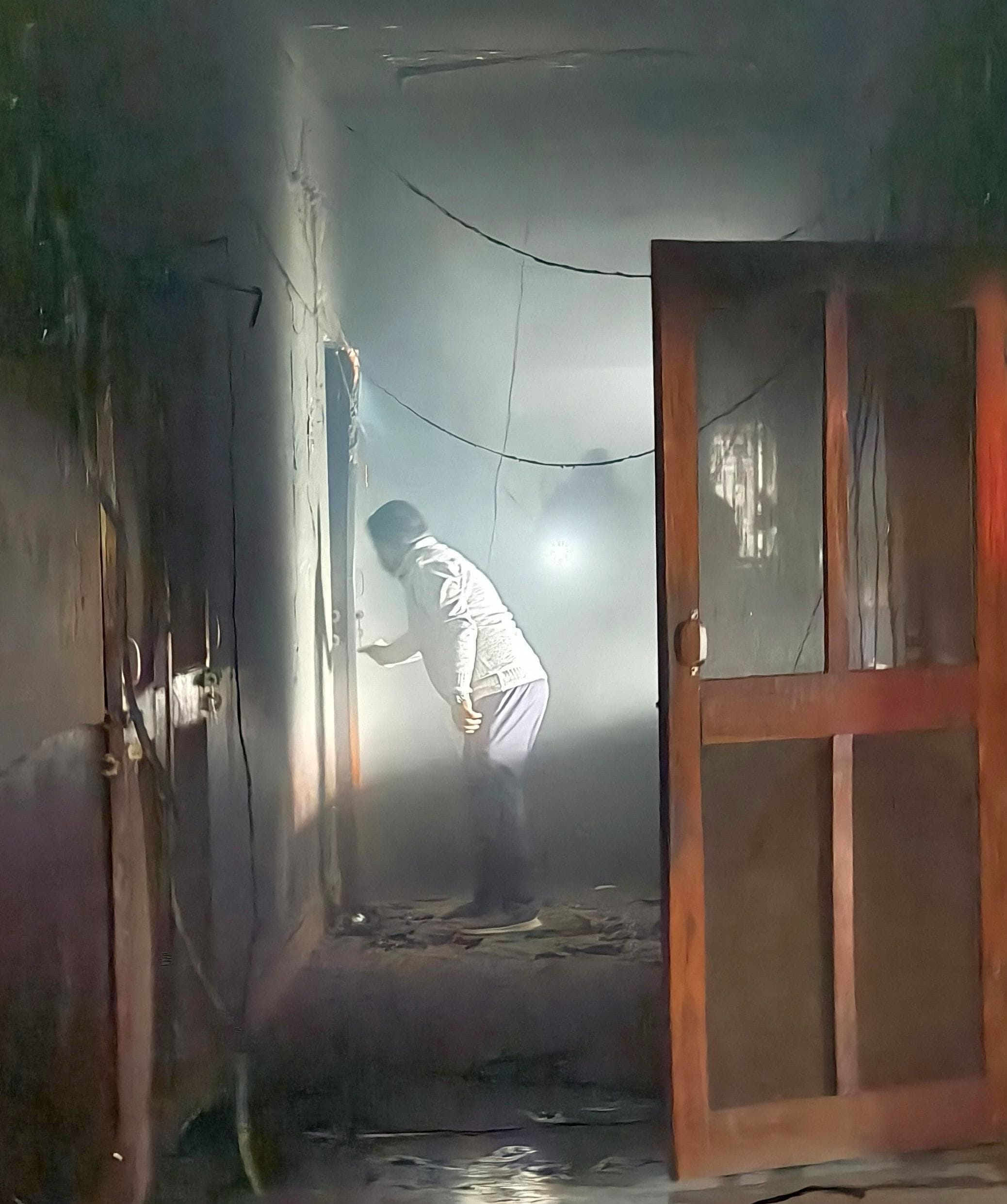 मुख्यालय स्थित विकास भवन में आग लगने के बाद जुटे लोग। संवाद मुख्यालय स्थित विकास भवन में आग लगने के बाद जुटे लोग। संवाद