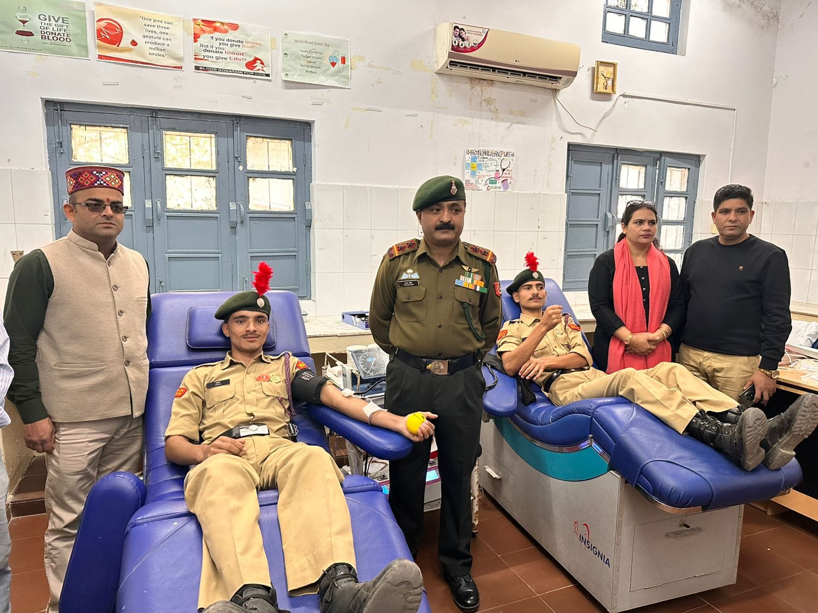 नाहन में रक्तदान करने के बाद सामूहिक चित्र में एनसीसी के अधिकारी एवं कैडेट्स। संवाद नाहन में रक्तदान करने के बाद सामूहिक चित्र में एनसीसी के अधिकारी एवं कैडेट्स। संवाद