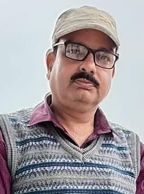 पीलीभीत के असम चौराहे पर बीसलपुर मार्ग पर मैजिक में बैठी सवारी।संवाद पीलीभीत के असम चौराहे पर बीसलपुर मार्ग पर मैजिक में बैठी सवारी।संवाद