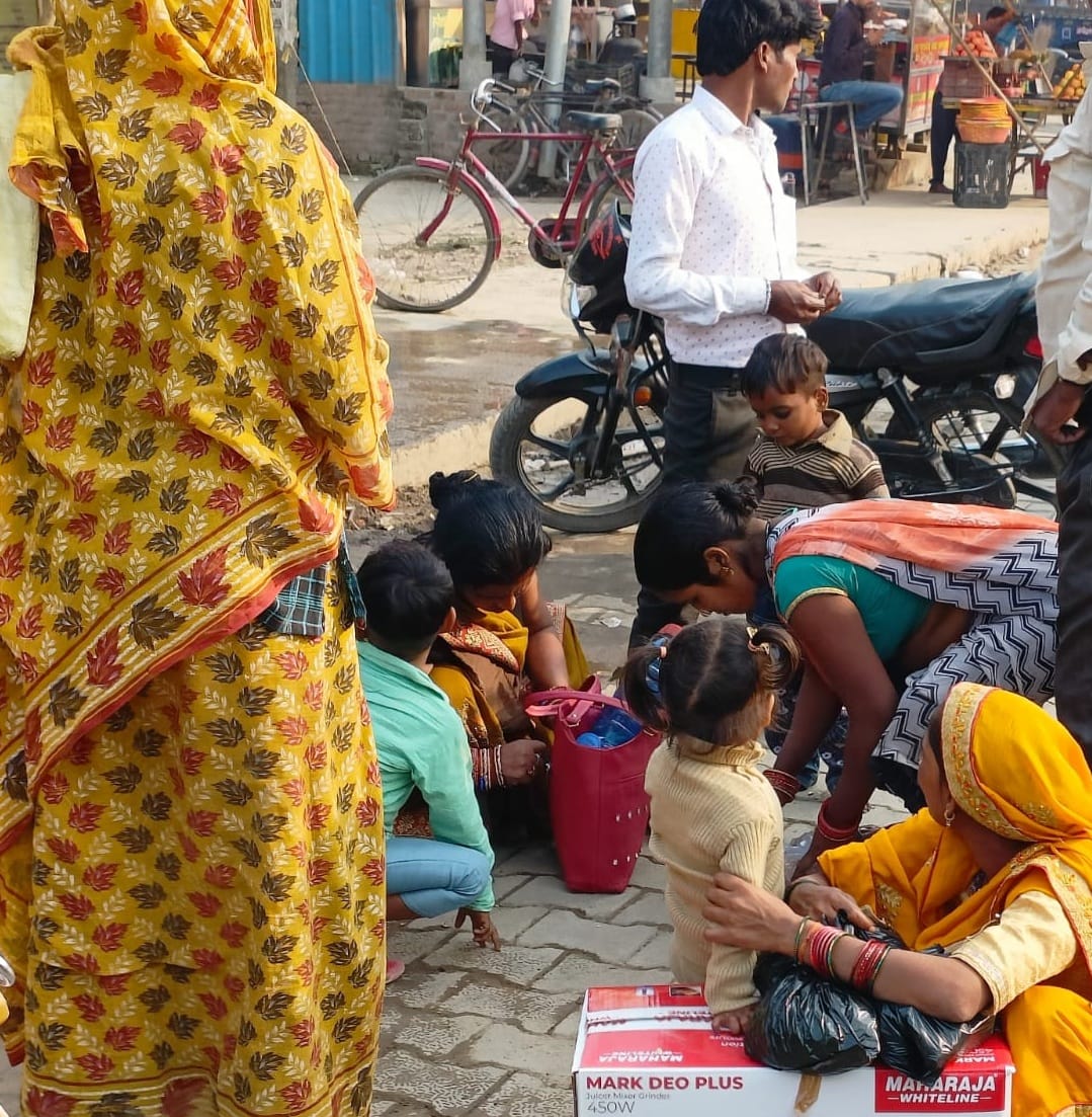 पीलीभीत के असम चौराहे पर बीसलपुर मार्ग पर मैजिक में बैठी सवारी।संवाद पीलीभीत के असम चौराहे पर बीसलपुर मार्ग पर मैजिक में बैठी सवारी।संवाद