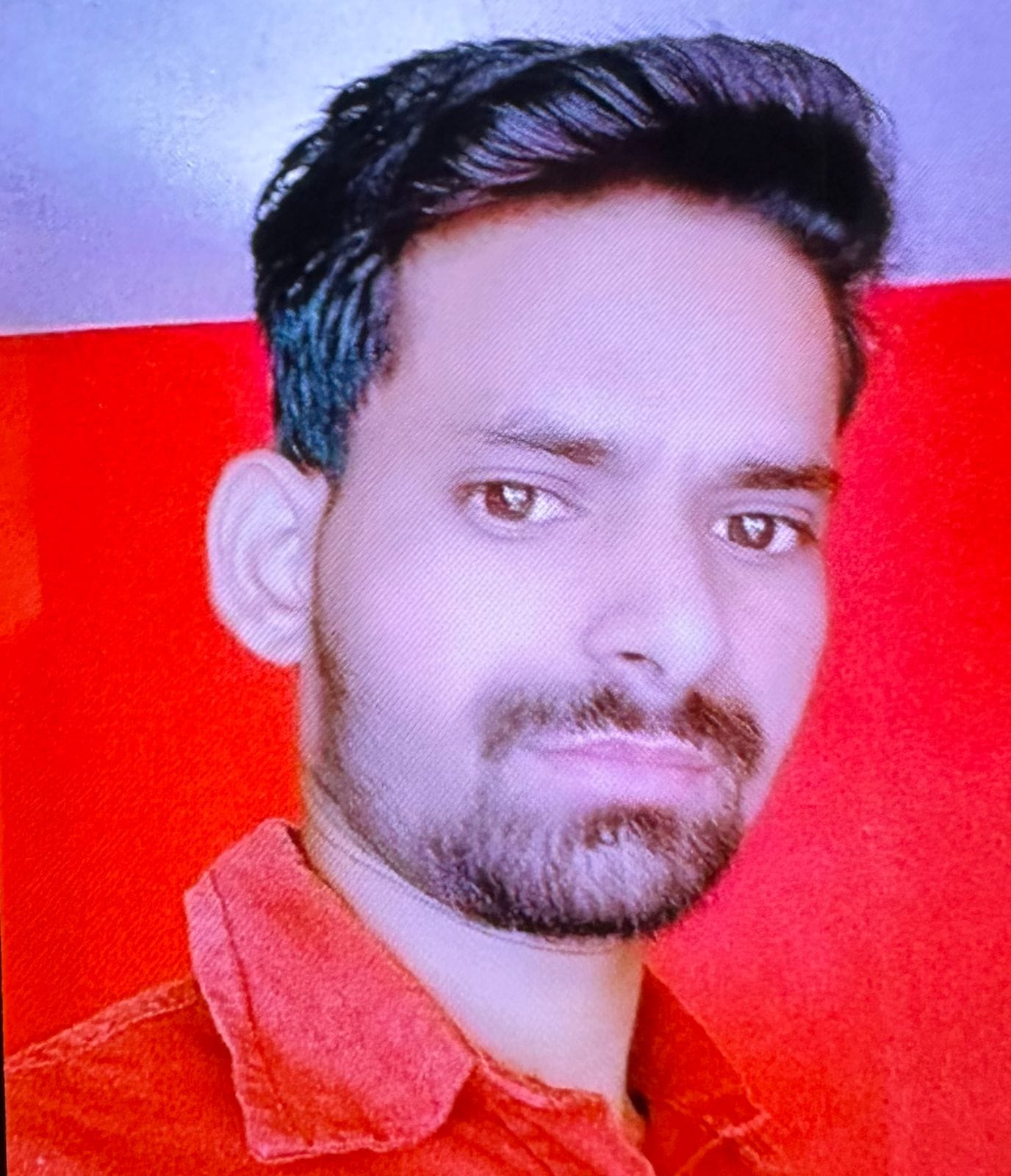पीलीभीत के असम चौराहे पर बीसलपुर मार्ग पर मैजिक में बैठी सवारी।संवाद पीलीभीत के असम चौराहे पर बीसलपुर मार्ग पर मैजिक में बैठी सवारी।संवाद