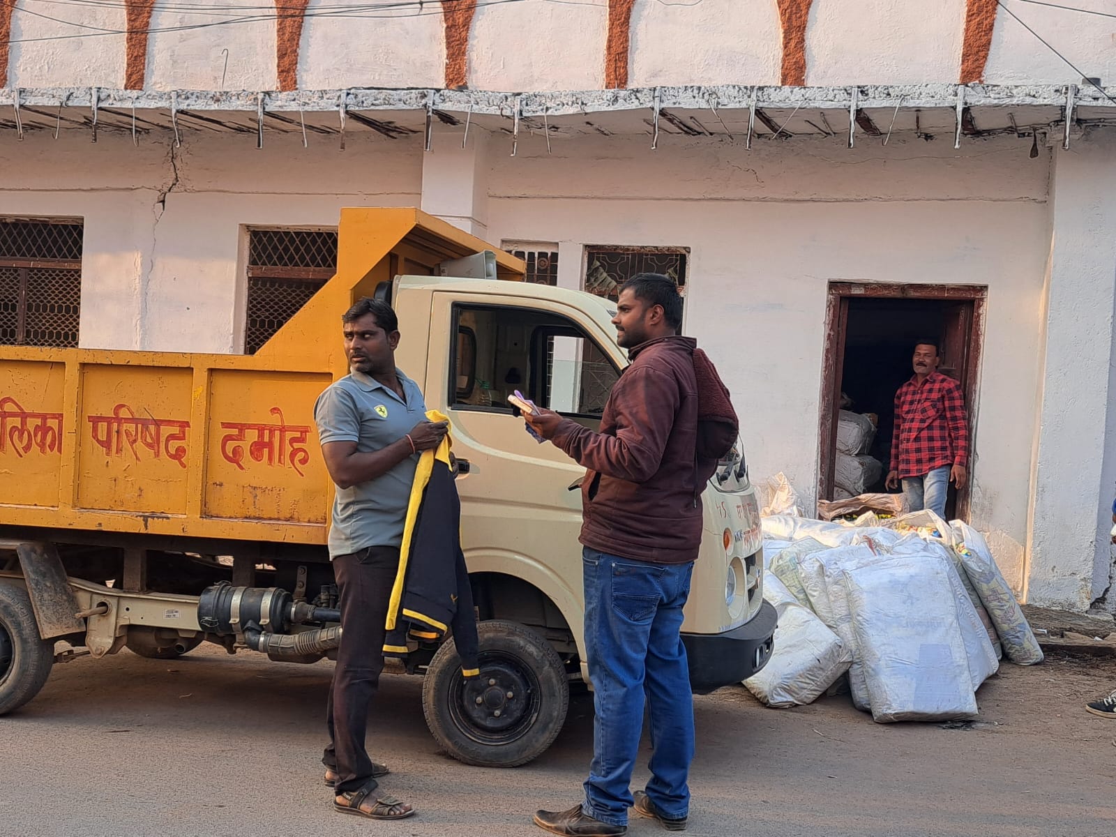 पॉलीथिन जब्त करते नगर पालिका कर्मचारी