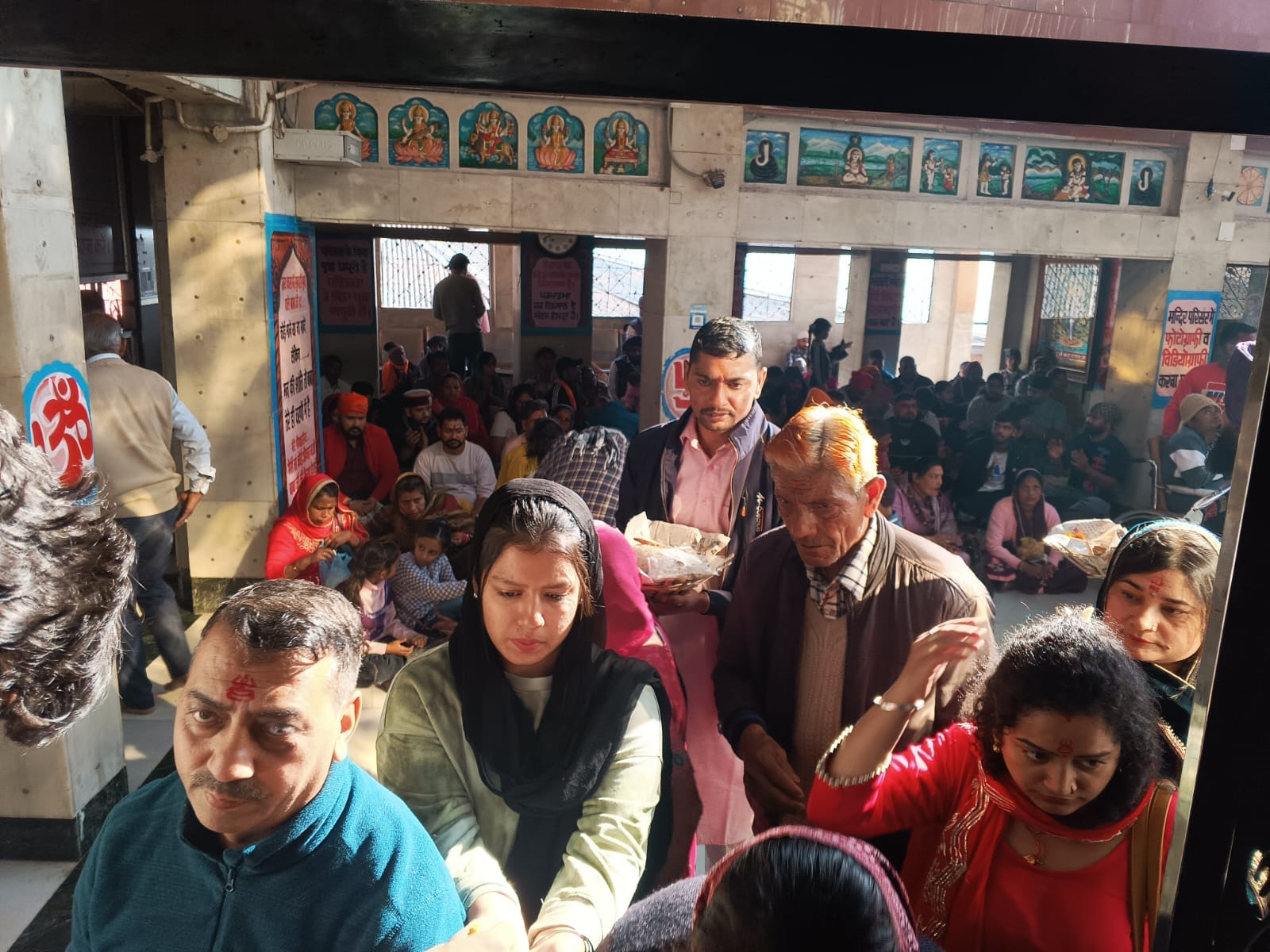बाबा बालक नाथ मंदिर दियोटसिद्ध में रविवार को दर्शनों के लिए जाते श्रद्धालु। संवाद बाबा बालक नाथ मंदिर दियोटसिद्ध में रविवार को दर्शनों के लिए जाते श्रद्धालु। संवाद