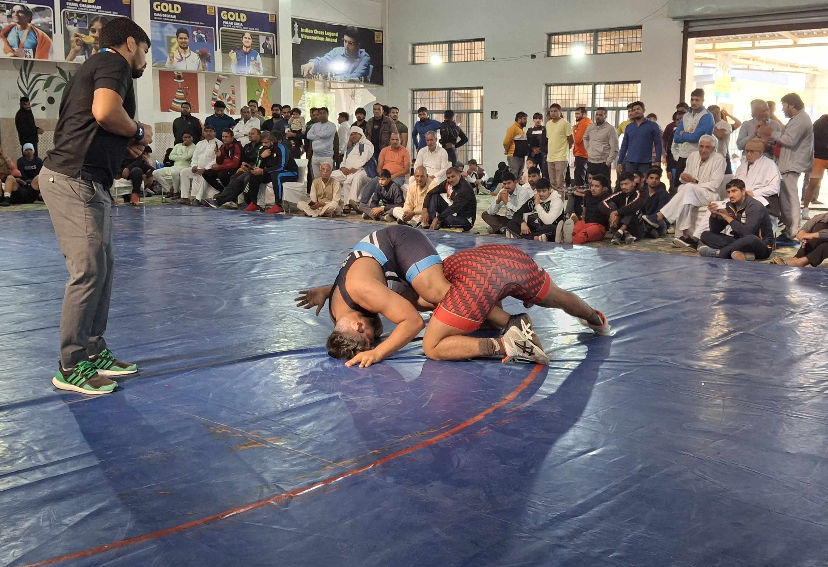 -फोटो 55 : पहलवानों के हाथ मिलवाकर कुश्ती शुरू कराते खरखौदा विधायक पवन कुमार। संवाद -फोटो 55 : पहलवानों के हाथ मिलवाकर कुश्ती शुरू कराते खरखौदा विधायक पवन कुमार। संवाद